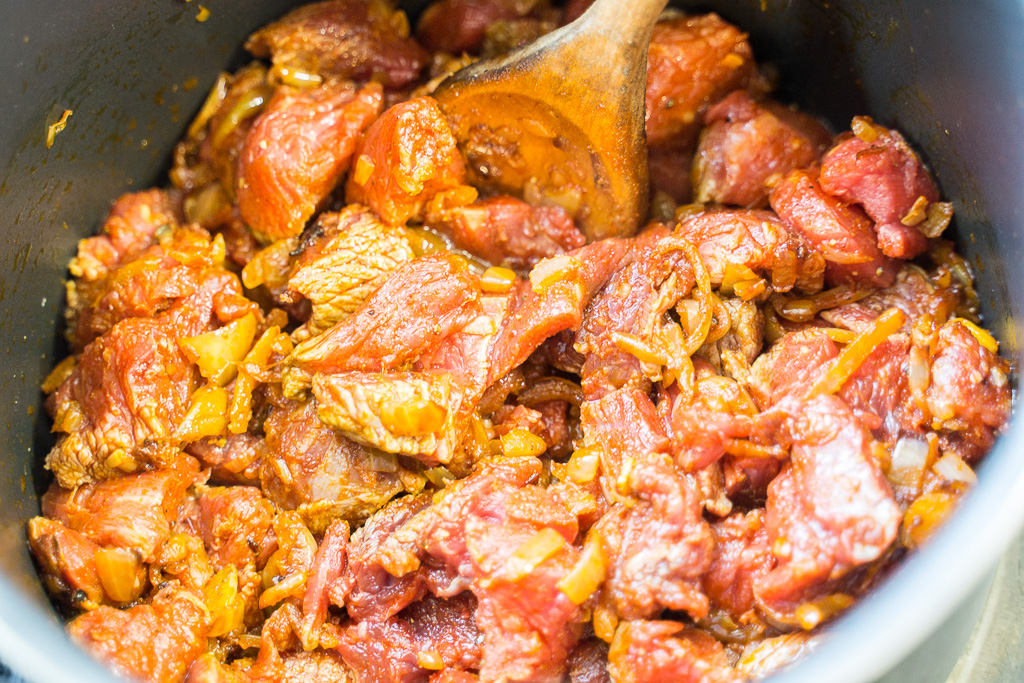 Add the meat and stir it for a minute (left) and cover it with a lid.