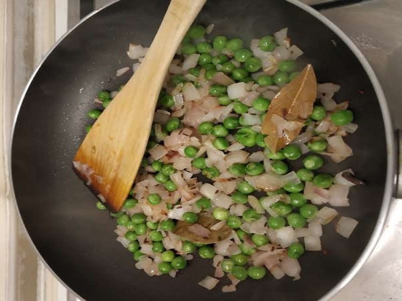 Fried onions and peas